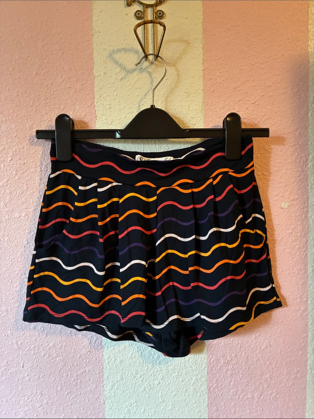 Fighting Eel Black Wavy Stripe Shorts